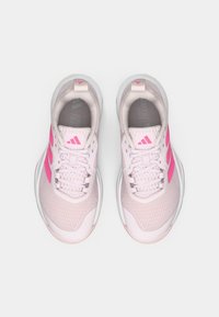 Lys rosa treningssko med mesh-overside, teksturdetaljer, rosa aksenter og hvit såle. Har snøring og logodetaljer.