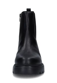 Stivaletto in pelle nera con punta arrotondata, chiusura con zip laterale e suola testurizzata caratterizzata da un leggero tacco e una linguetta sul retro.