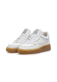 Sneakers bianchi in pelle con un design testurizzato, dotati di suola in gomma naturale e dettagli grigi, compreso un logo sulla linguetta.