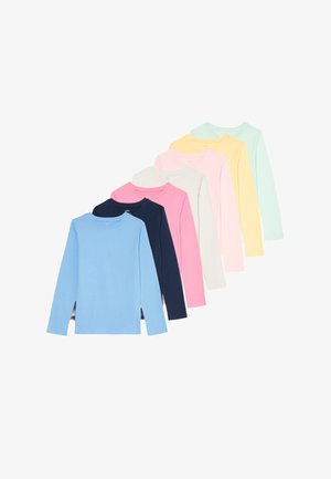 Langärmlige T-Shirts in einer Reihe, in den Farben: Hellblau, Marineblau, Rosa, Weiß, Pastellgelb und Mint, mit Rundhalsausschnitt und Seitenschlitzen.