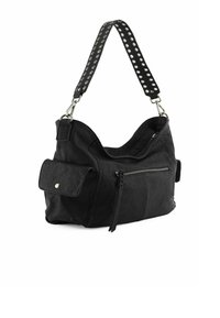 Sac à bandoulière en cuir noir avec un design incurvé, quincaillerie en argent, bandoulière cloutée, poche avant et fermeture zippée. Surface texturée.