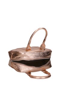 Borsa a tracolla in rosè dorato metallico con finitura texturizzata, manici doppi e apertura con zip. Presenta un ampio scomparto interno con una fodera liscia.