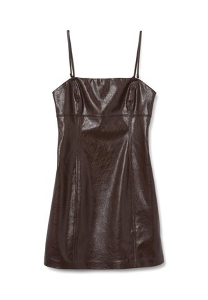 Abito in pelle marrone con spalline sottili, un corsetto aderente e una gonna a sbuffo. Presenta una texture lucida e un design minimalista.