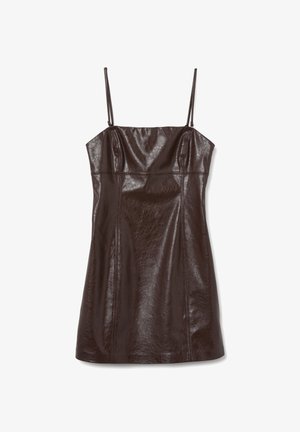 Braunes Lederkleid mit dünnen Trägern, enganliegendem Oberteil und schwingendem Rock. Besitzt eine glänzende Textur und minimalistisches Design.