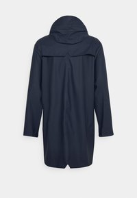 Marine vanntett frakk med hette, lange ermer og bakspalte for ventilasjon. Glatt tekstur, enkel design og ingen synlig maskinvare.