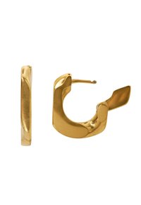 Orecchini a cerchio in oro con un design elegante e lucido, caratterizzati da una forma asimmetrica e una texture liscia. Presentano una chiusura a cerniera.