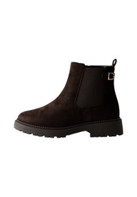 Zwarte suède enkellaars met elastische zijkanten, textuurafwerking, trekband en chunky rubberen zool, met een ronde neus en minimale details.