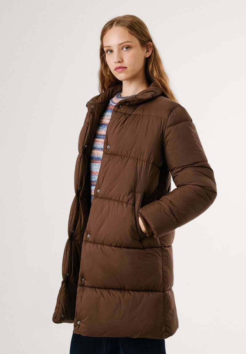Brązowy puchowy płaszcz z zamkiem błyskawicznym i zapięciem na zatrzaski, z kołnierzem typu mock, bocznymi kieszeniami i poziomym wzorem przeszyć.
