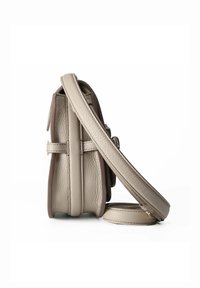 Borsa a tracolla in pelle beige con finitura testurizzata, dotata di una lunga tracolla, cinturini laterali e una forma rettangolare compatta.