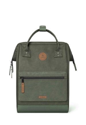 Grüner synthetischer Rucksack mit einer vorderen Reißverschlusstasche, rundem oberen Griff und Lederakzent mit Etikett. Glatte Textur und strukturiertes Design.