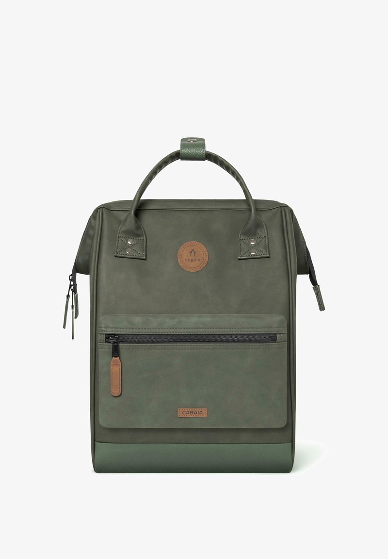 Mochila sintética verde con un bolsillo frontal con cremallera, asa redondeada en la parte superior y acento de cuero con etiqueta. Textura suave y diseño estructurado.