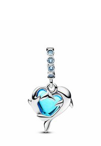 Pendente a forma di cuore argentato con due delfini che abbracciano un centro blu e traslucido, accennato da tre pietre preziose blu chiaro sopra.