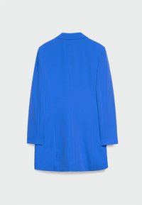 Manteau bleu avec col, manches longues et coupe droite. Texture lisse et couleur unie ; pas de fermetures visibles ni de motifs.