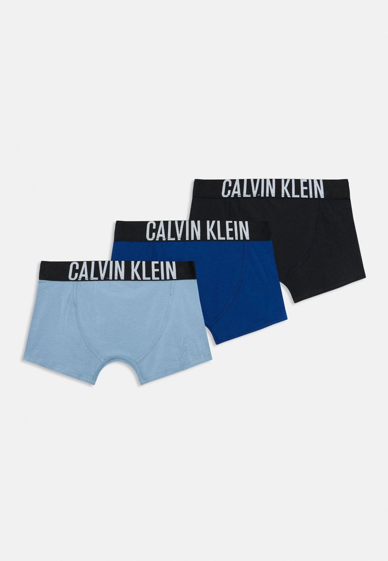 Tre par herre boxershorts i lyseblå, kongeblå og sort med sorte taljer der har hvide Calvin Klein-branding.