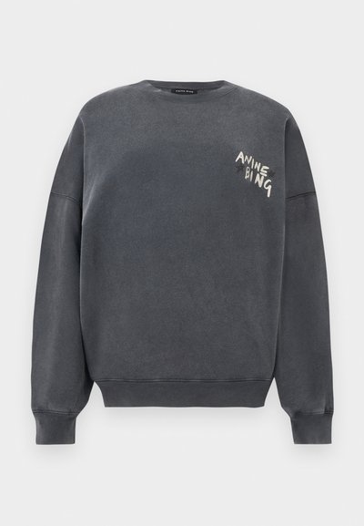 Medžio anglies pilkos spalvos džemperis su ilgomis rankovėmis, apvalia iškirpte, su apsiūtais rankogaliais ir apačia, kairėje krūtinės pusėje baltais užrašais „ANINE BING“.