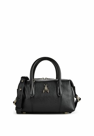 Schwarze Ledertasche mit doppelten Griffen, verstellbarem Schulterriemen und einem kleinen silbernen, insektenförmigen Emblem auf der Vorderseite.