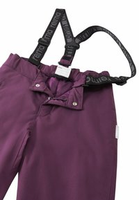 Fioletowe spodnie narciarskie z regulowanymi czarnymi szelkami, z zamkiem błyskawicznym i zapięciem na zatrzask oraz miękką podszewką. Posiadają małą metkę z logo z boku.