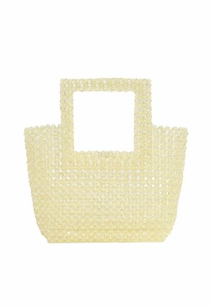 Átlátszó halványsárga gyöngyös kézitáska négyzet alakú fogantyúkkal és nyitott szövésű dizájnnal, fehér háttér előtt.
