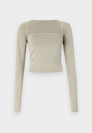 Krekls ar garām piedurknēm, gaiši beidzībā, izgatavots no mīksta, elastīga materiāla. Ar taisnstūrveida dekoltē un pieguļošu siluetu.