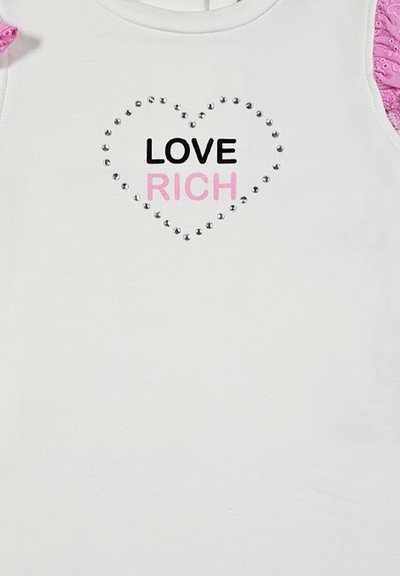 Top bianco senza maniche con rifiniture in pizzo rosa, caratterizzato da un design a forma di cuore contornato da strass. Testo all'interno: "LOVE RICH" in nero e rosa.