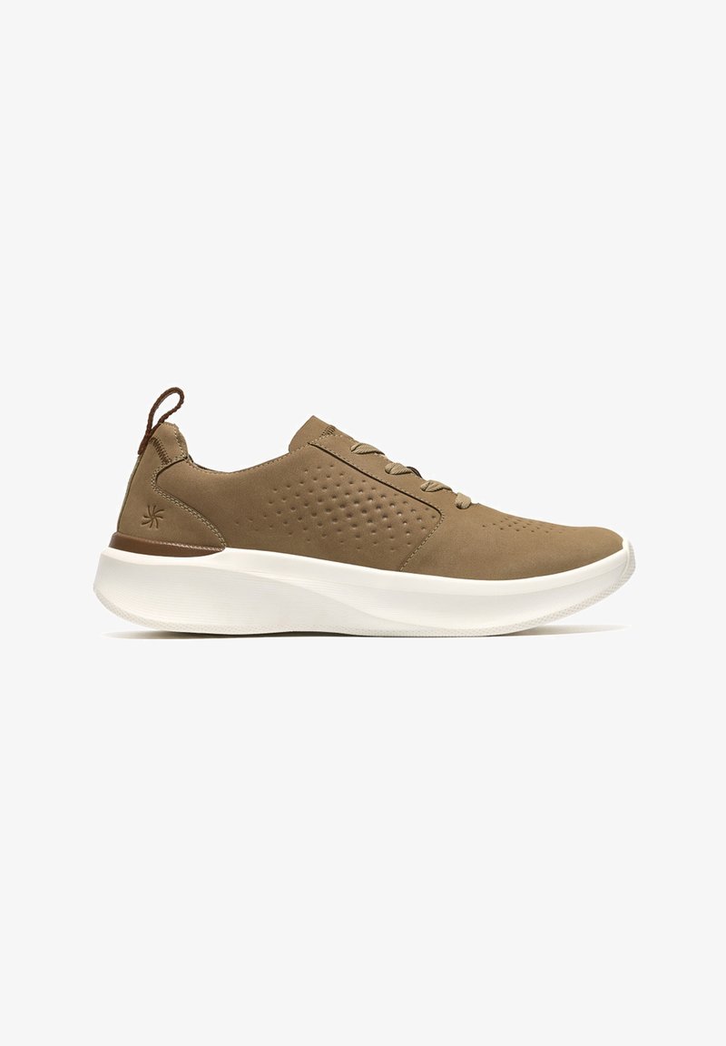 Zapatilla deportiva casual marrón con paneles laterales perforados, cierre con cordones, lengüeta en el talón y suela blanca gruesa.