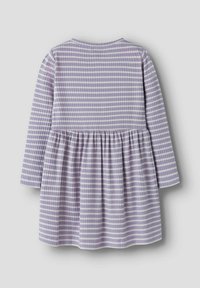 Robe rayée violette et blanche avec des manches longues, un col rond et une jupe froncée. Le tissu texturé ajoute de la profondeur au design.