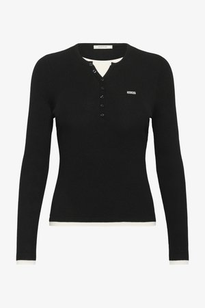 Čierny pletený top s dlhým rukávom, okrúhlym výstrihom, zapínaním na gombíky, malým bielym logom na hrudi a bielym lemovaním na manžetách a leme.