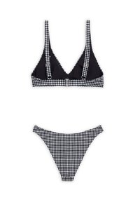 Ensemble bikini vichy noir et blanc comprenant un soutien-gorge triangulaire avec des bretelles réglables et une culotte hipster assortie avec une finition sans coutures.
