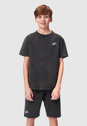Mørkegrå bomulds t-shirt og shorts sæt, med rund halsudskæring, korte ærmer og logo detaljer på brystet og shortsene.