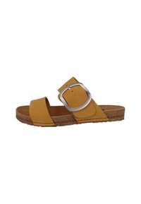 Geel leren slip-on sandaal met een brede band en een verstelbare zilveren gesp. Voorzien van een getextureerde voetbed en een bruine kurken zool.