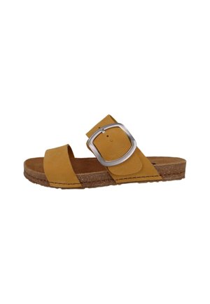 Geel leren slip-on sandaal met een brede band en een verstelbare zilveren gesp. Voorzien van een getextureerde voetbed en een bruine kurken zool.