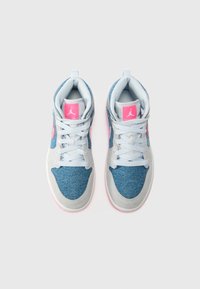 Kõrged sneakerid, millel on teksakangast ülemine osa, helesinised aktsendid, roosa brändimine keelel ja valge ning roosa tald.