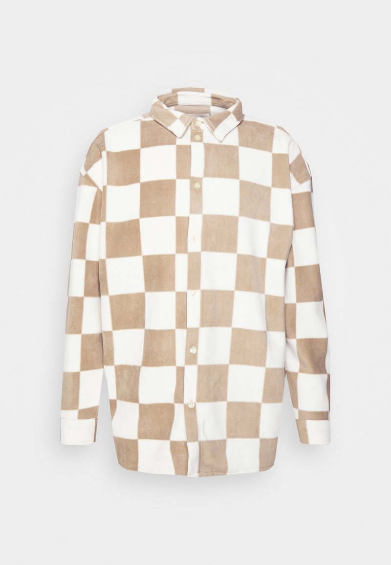 Chemise à manches longues boutonnée avec grand motif damier beige et blanc et col classique.