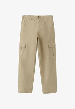 Beżowe spodnie cargo o prostych nogawkach, z klapkami na kieszeniach na udach, kieszeniami bocznymi, szlufkami na pasek i zapięciem na guzik w talii.