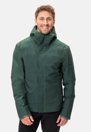Veste imperméable verte avec un col haut et une capuche ajustable. Dotée d'un tissu durable et de poignets élastiques, adaptée aux températures froides.