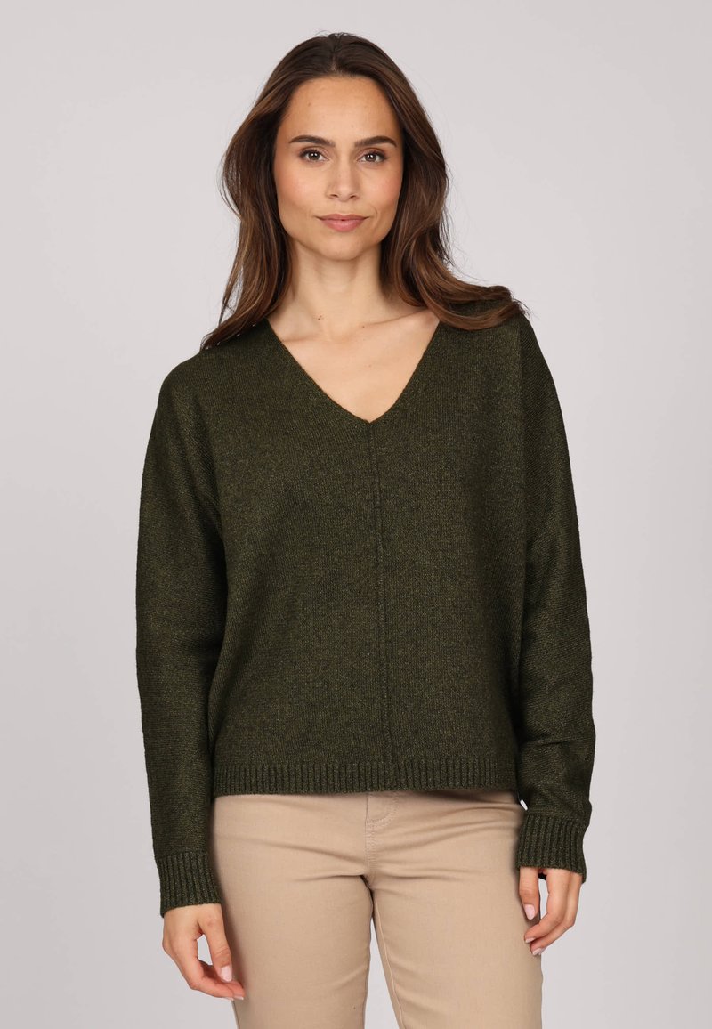 Pull en maille vert olive avec un col en V, des épaules tombantes et des poignets côtelés. Texture douce et coupe décontractée. Design simpliste, sans motifs visibles.