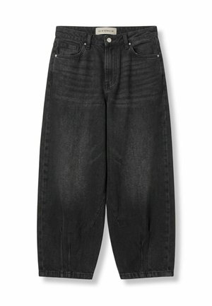 Jean noir taille haute à jambes larges avec poches avant, passants de ceinture, fermeture bouton, et une étiquette indiquant "SOFIE SCHNOOR" à la taille.
