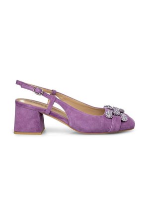 Scarpa slingback in suede viola con tacco quadrato, caratterizzata da un dettaglio decorativo a fiocco in strass sulla punta.