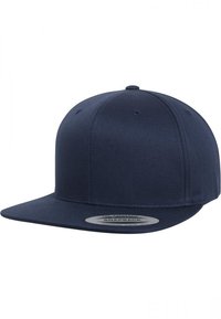 Sötétkék snapback sapka, struktúrált anyagból, egyenes billentyűvel és hat szellőzőnyílással a tetején.