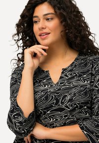 Ulla Popken LONG GOLVEN A-LIJN BLADEREN 3/4-MOUWEN - Langarmshirt - zwart