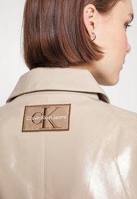 Calvin Klein Jeans Casaco clássico - travertine