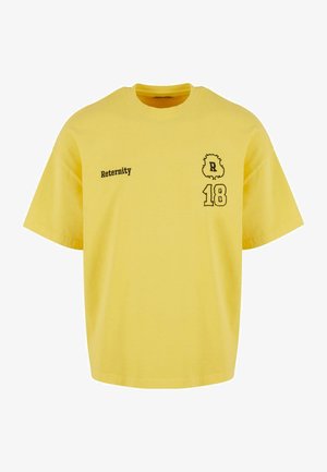 Kollane puuvillane T-särk ümmarguse kaelusega, lühikeste varrukatega, millel on must trükitud tekst "Reternity" ja numbrid "18" dekoratiivse aktsendiga.