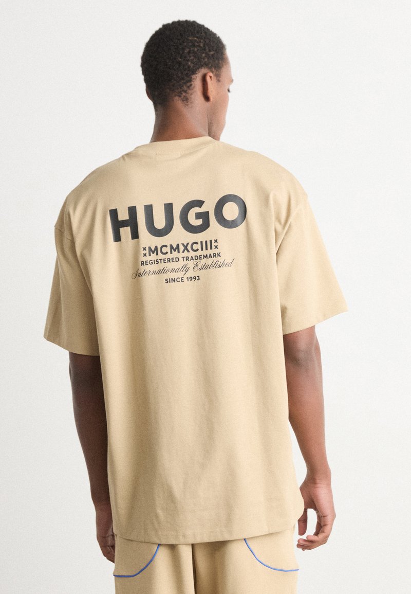 HUGO NALONO - Apdrukāts T-krekls - medium beige