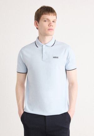 Helles blaues Polohemd aus Baumwolle mit weichem Finish, schwarzem Kragenbesatz und kleinem gesticktem Logo auf der Brust.