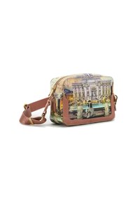Borsa a spalla multicolore con design scenico stampato, dettagli in pelle, accessori in oro e tracolla regolabile. Forma rettangolare con chiusura a zip.