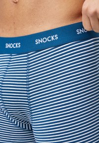 SNOCKS 6 PACK MIT FARBIGEM BUND - Trunks - blaue streifen