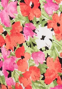 Bloemenstof met levendige roze en oranje bloemen op een witte achtergrond, afgezet met groene bladeren en zwarte omlijnen, gladde textuur.