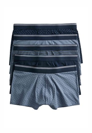 Sæt med fem mænds boxer briefs i blå nuancer med mønstret stof og stribede elastiske linninger, stablet fladt på en hvid baggrund.