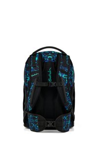 Sac à dos noir avec motif abstrait bleu, dos et bretelles rembourrés, boucles réglables et poignée supérieure pour un transport facile.