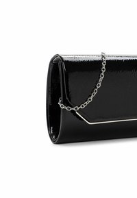 Pochette en cuir verni noir avec une forme rectangulaire él égante, dotée d'une chaîne en argent et d'un accent diagonal sur le devant.
